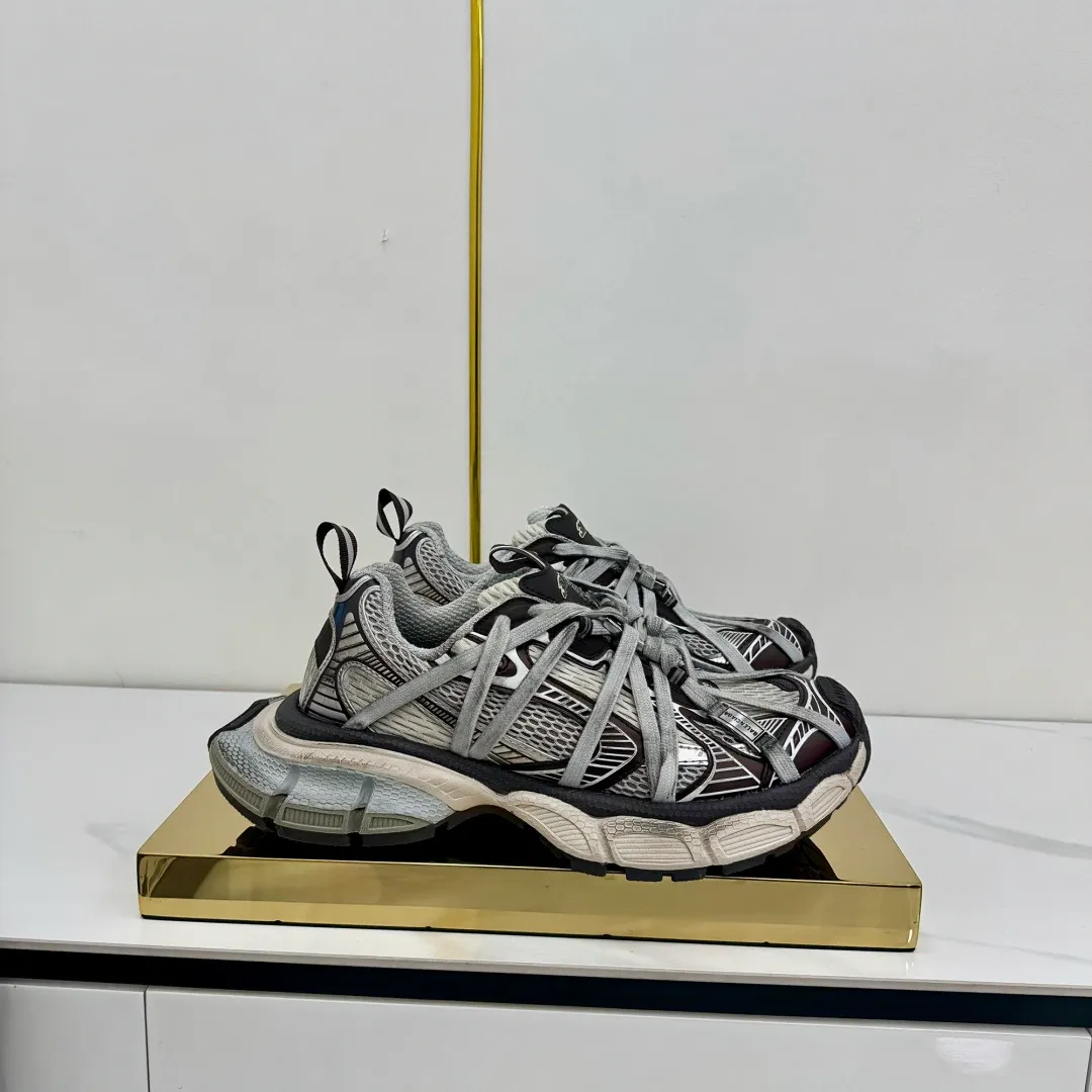 👟👟Ex-factory price 820👟👟 Balenciaga Balenciaga's latest popular 9th generation 3XL Sneaker Spider-Man series, couple's dad shoes, original purchase, development and production. Balenciaga 3XL Sneaker's overall shoe shape draws on the creative ideas of Balenciaga Track and Balenciaga Runner. It is equivalent to removing the outer frame of the Track shoe body while inheriting the streamlined shape and shape of the Runner. Track flat toe, new color matching, the entire shoe body is integrated into the spider binding shoelace design decoration, the exaggerated shape is more prominent. Fabric: original customized imported technical fabric + mesh inner lining: original customized breathable mesh lining. Outsole: original molded 5-layer ultra-light MD combination rubber sole. Bottom thickness: 5CM. Size: 35-45. Original packaging.